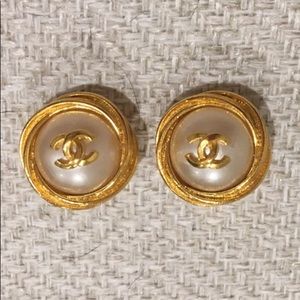 CHANEL gold/pearl Earrings